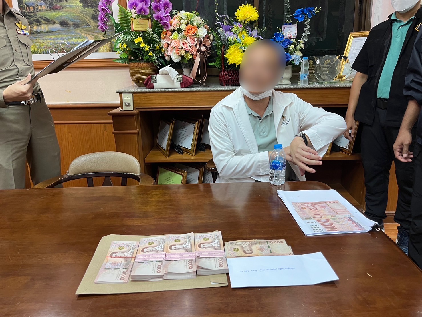 จับคาโต๊ะทำงานผู้บริหารโรงเรียนดัง