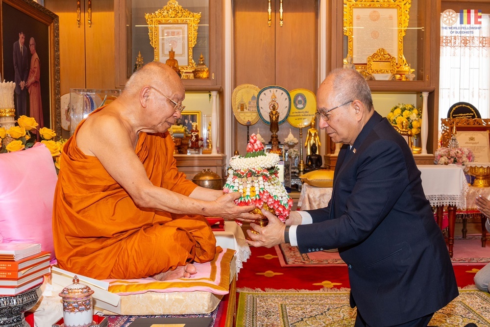 พัลลภ ไทยอารี ประธาน พ.ส.ล.ถวายสักการะ สมเด็จพระมหาธีราจารย์ วัดพระเชตุพน