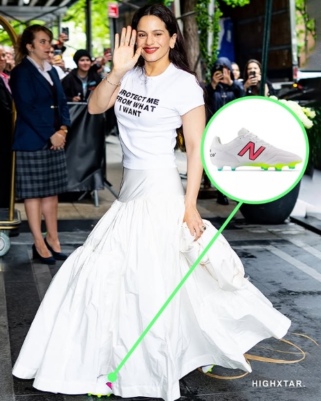 โรซาเลีย ใส่ New Balance 442 PRO FG V2 พร้อมชุดลำลองสีขาว Photo by Highxtar Instagram