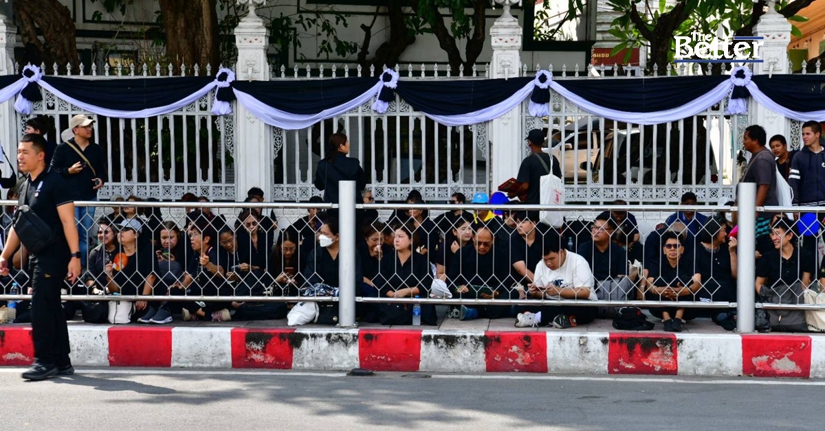 ประชาชน รอร่วมพิธีเคลื่อนพระบรมศพ แน่น ถ.ราชดำเนิน